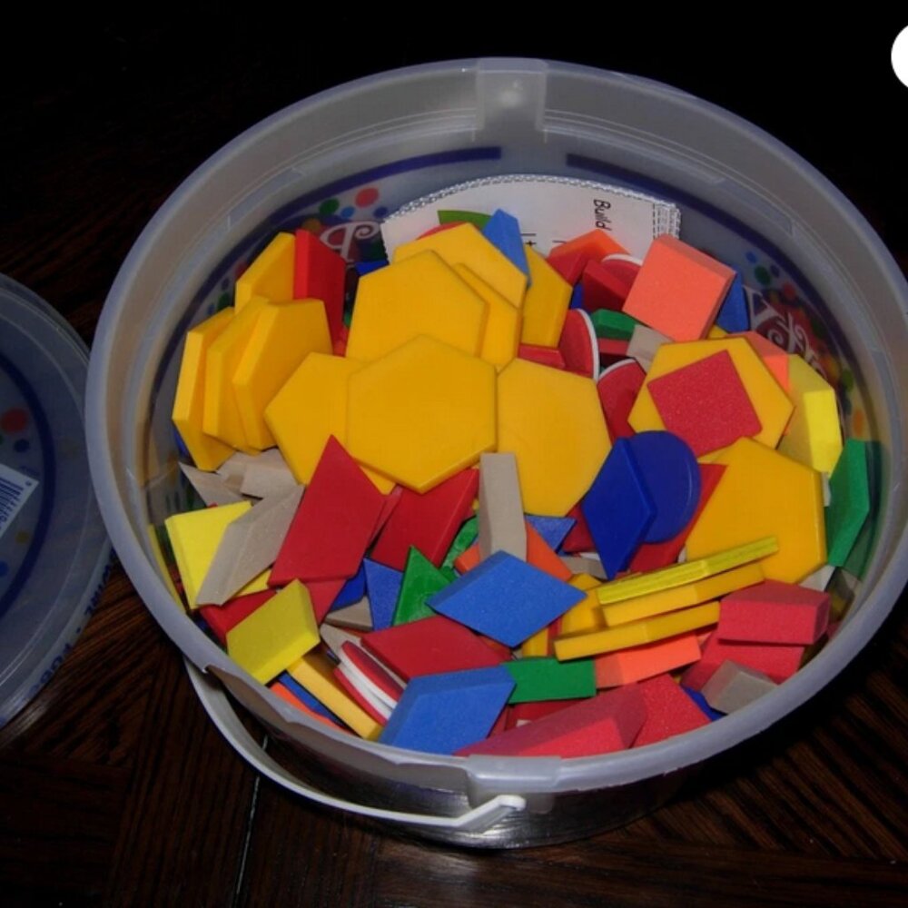 Small Bucket Of Pattern Blocks Shapes For Learning Homeschool - Picture 1 of 5